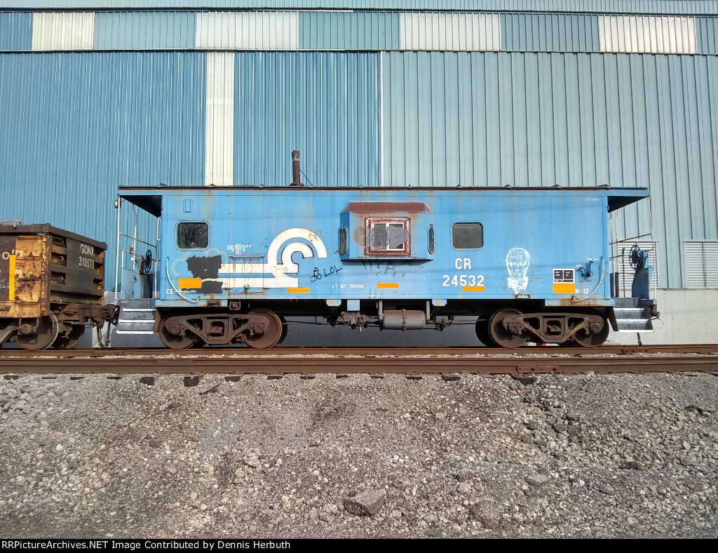 CR24532 Conrail cabin car